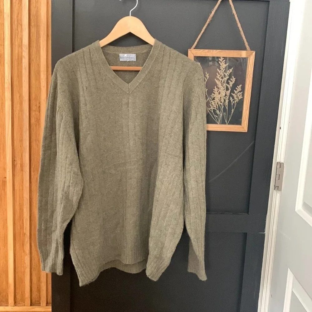 Bullock and Jones 100% cashmere V neck Ribbed Pullover Sweater. L